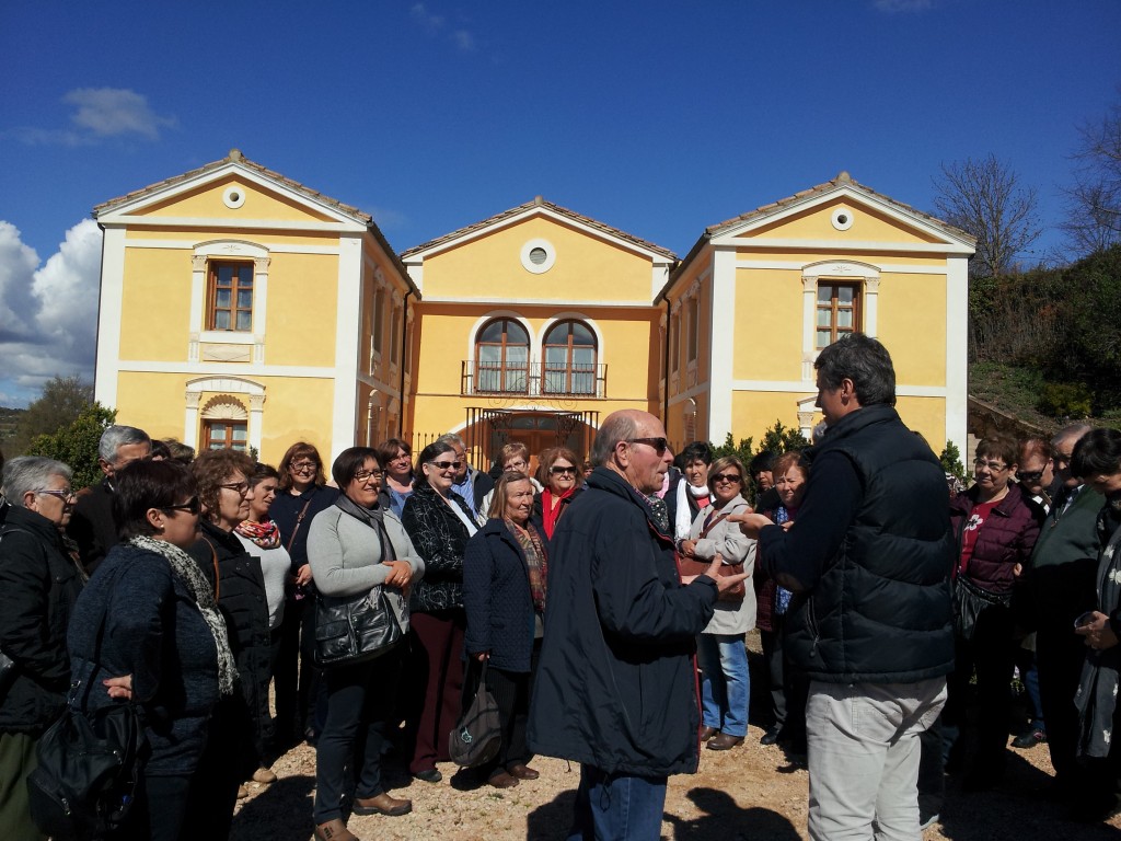 Explicaciones de Joaquin Torres junto a la finca Blecua